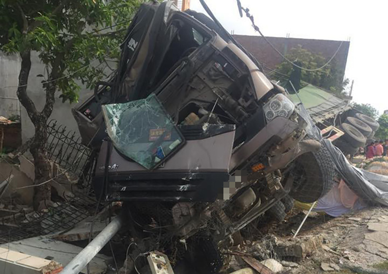 Thanh Hoá: Xe container húc tan đám cưới ven đường